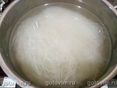 Салат из фунчозы с овощами и грибами