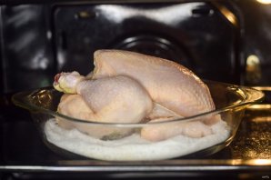 Курица, запечённая на соли в духовке Курица, запечённая на соли в духовке