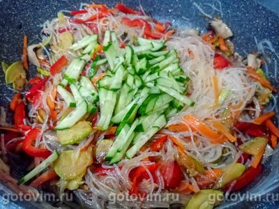Салат из фунчозы с овощами и грибами