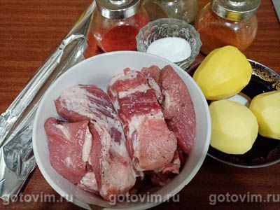 Свиные ребрышки с картофелем, запеченные в фольге 