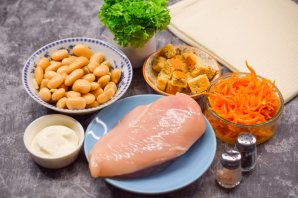 Салат "Обжорка" с фасолью, курицей и сухариками Салат "Обжорка" с фасолью, курицей и сухариками
