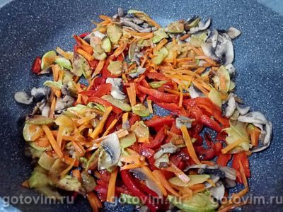 Салат из фунчозы с овощами и грибами