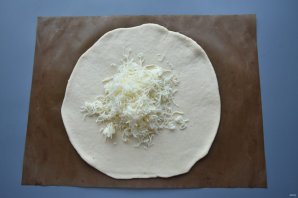 Хачапури по-мегрельски с сулугуни Хачапури по-мегрельски с сулугуни