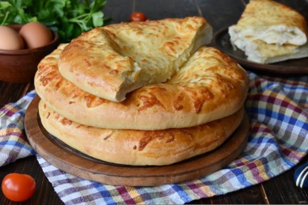 Хачапури по-мегрельски с сулугуни Хачапури по-мегрельски с сулугуни
