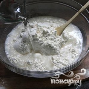 Пицца с помидорами и базиликом