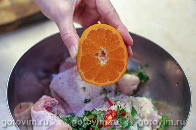 Куриные бедра с мандаринами и перцем чили