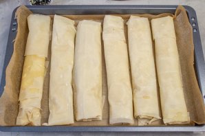 Рулетики из теста фило с курицей и сливочным сыром Рулетики из теста фило с курицей и сливочным сыром
