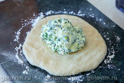 Осетинский пирог с черемшой и сыром брынза