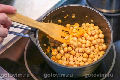 Пюре из нута с овощами и солеными огурцами