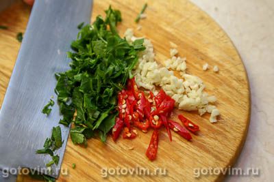 Куриные бедра с мандаринами и перцем чили