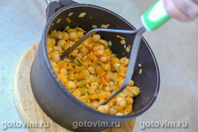 Пюре из нута с овощами и солеными огурцами