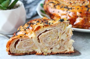 Дрожжевой пирог "Улитка" с мясным фаршем и картофелем Дрожжевой пирог "Улитка" с мясным фаршем и картофелем
