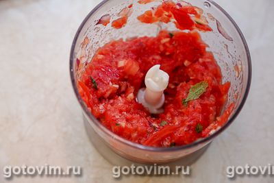 Бутерброды с мясным фаршем, гуакамоле и яйцом