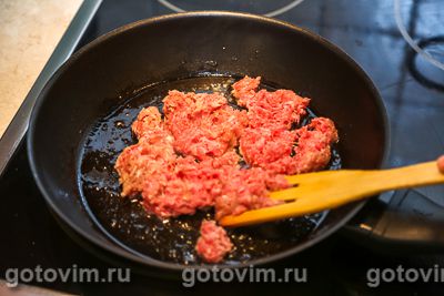 Бутерброды с мясным фаршем, гуакамоле и яйцом