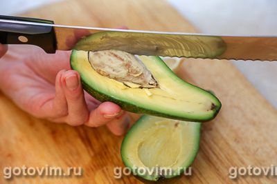 Бутерброды с мясным фаршем, гуакамоле и яйцом