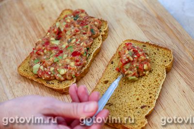 Бутерброды с мясным фаршем, гуакамоле и яйцом