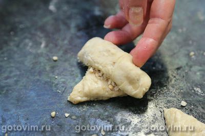 Постные рогалики из бананового теста с арахисом