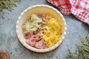 Дрожжевой пирог "Улитка" с мясным фаршем и картофелем Дрожжевой пирог "Улитка" с мясным фаршем и картофелем