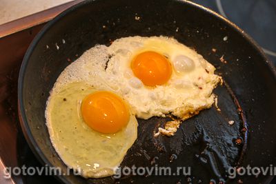 Бутерброды с мясным фаршем, гуакамоле и яйцом