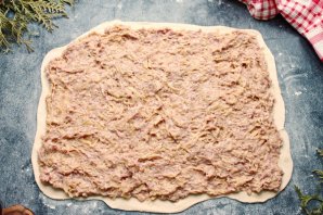 Дрожжевой пирог "Улитка" с мясным фаршем и картофелем Дрожжевой пирог "Улитка" с мясным фаршем и картофелем