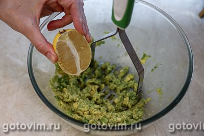 Бутерброды с мясным фаршем, гуакамоле и яйцом