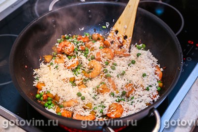 Рис с креветками, сладким перцем и зеленым горошком
