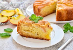 Шарлотка без яиц с яблоками на кефире с манкой Шарлотка без яиц с яблоками на кефире с манкой
