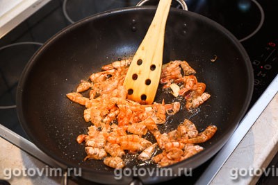 Рис с креветками, сладким перцем и зеленым горошком