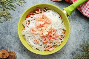 Рисовая лапша с креветками и кальмарами Рисовая лапша с креветками и кальмарами
