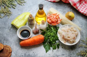 Рисовая лапша с креветками и кальмарами Рисовая лапша с креветками и кальмарами