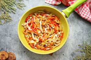 Рисовая лапша с креветками и кальмарами Рисовая лапша с креветками и кальмарами