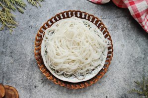 Рисовая лапша с креветками и кальмарами Рисовая лапша с креветками и кальмарами