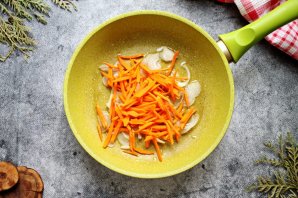 Рисовая лапша с креветками и кальмарами Рисовая лапша с креветками и кальмарами