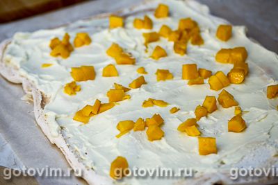 Рулет из безе с кремом из творожного сыра и манго
