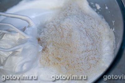 Рулет из безе с кремом из творожного сыра и манго