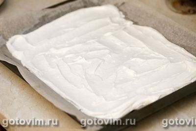 Рулет из безе с кремом из творожного сыра и манго