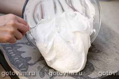 Рулет из безе с кремом из творожного сыра и манго