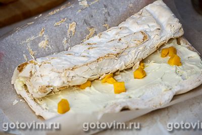 Рулет из безе с кремом из творожного сыра и манго