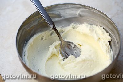 Рулет из безе с кремом из творожного сыра и манго