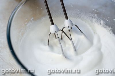 Рулет из безе с кремом из творожного сыра и манго