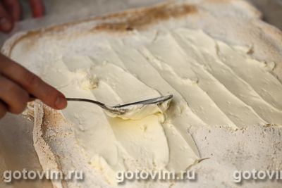 Рулет из безе с кремом из творожного сыра и манго