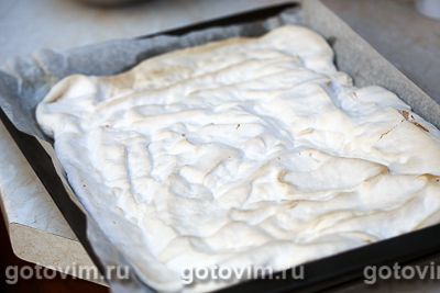 Рулет из безе с кремом из творожного сыра и манго