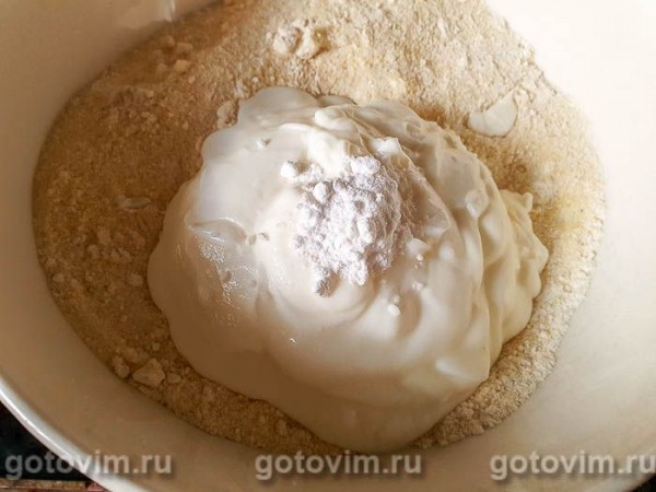 Нежный яблочный пирог на тесте из манки с йогуртом 