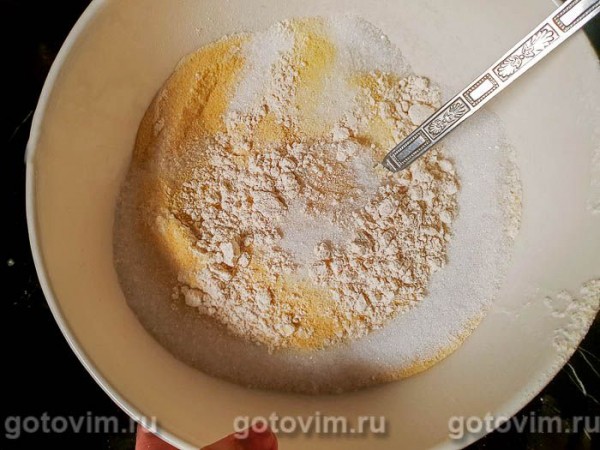 Нежный яблочный пирог на тесте из манки с йогуртом 