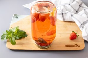 Компот из клубники, лимона и мяты на зиму Компот из клубники, лимона и мяты на зиму