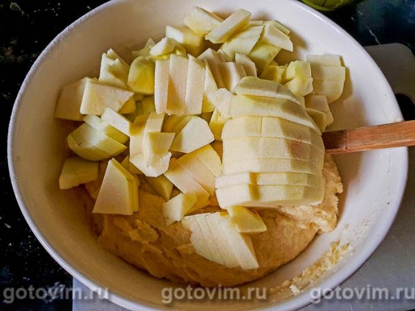 Нежный яблочный пирог на тесте из манки с йогуртом 