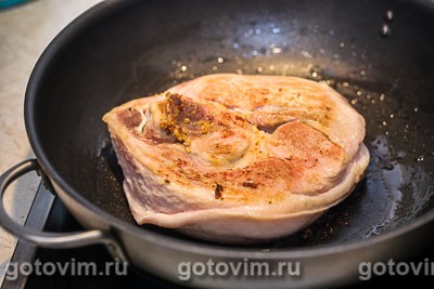 Свинина с грибным соусом с мадерой