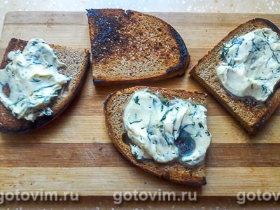 Бутерброды с селедкой на черном хлебе с горчичным маслом