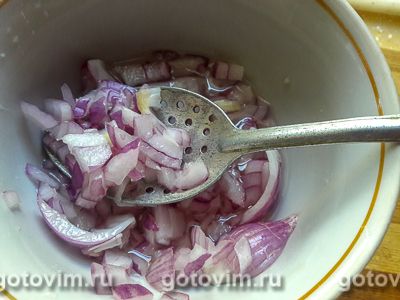 Бутерброды с селедкой на черном хлебе с горчичным маслом