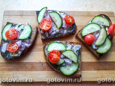 Бутерброды с селедкой на черном хлебе с горчичным маслом